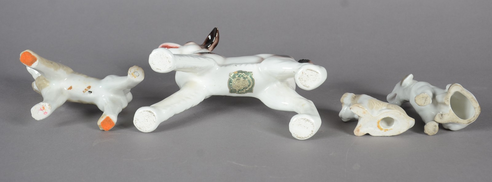 Quatro cachorros de porcelana européia policromada em diversos... - foto 6 de 8