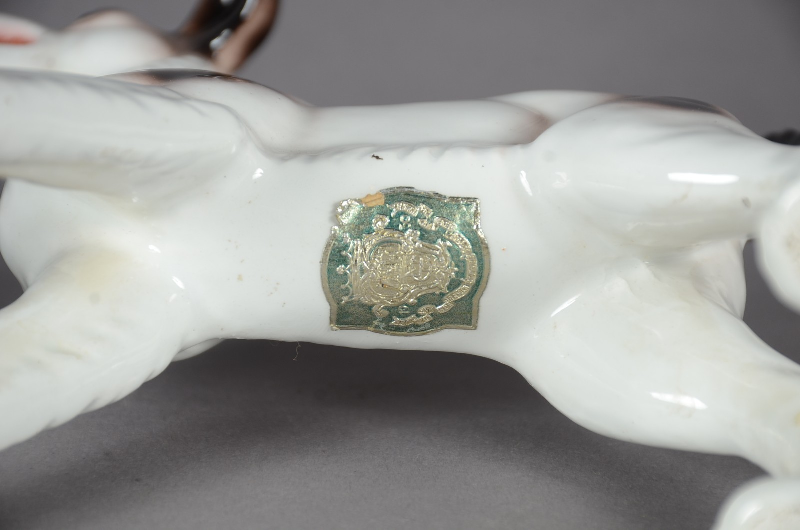 Quatro cachorros de porcelana européia policromada em diversos... - foto 7 de 8