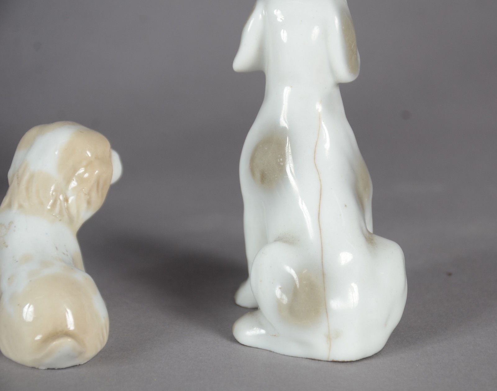 Quatro cachorros de porcelana européia policromada em diversos... - foto 8 de 8