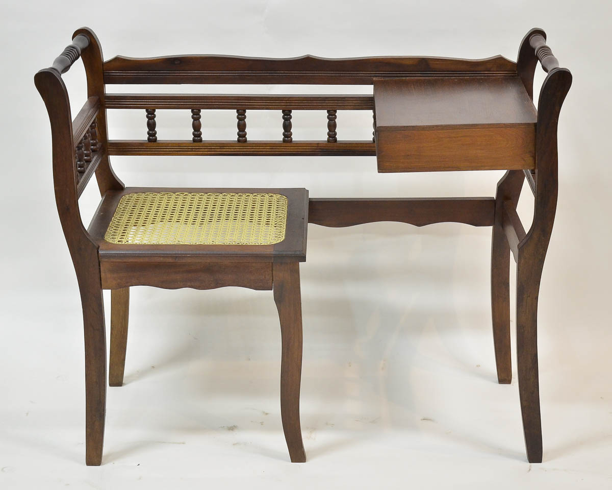 Mesa para telefone de madeira nobre com assento de palhinha acoplado...