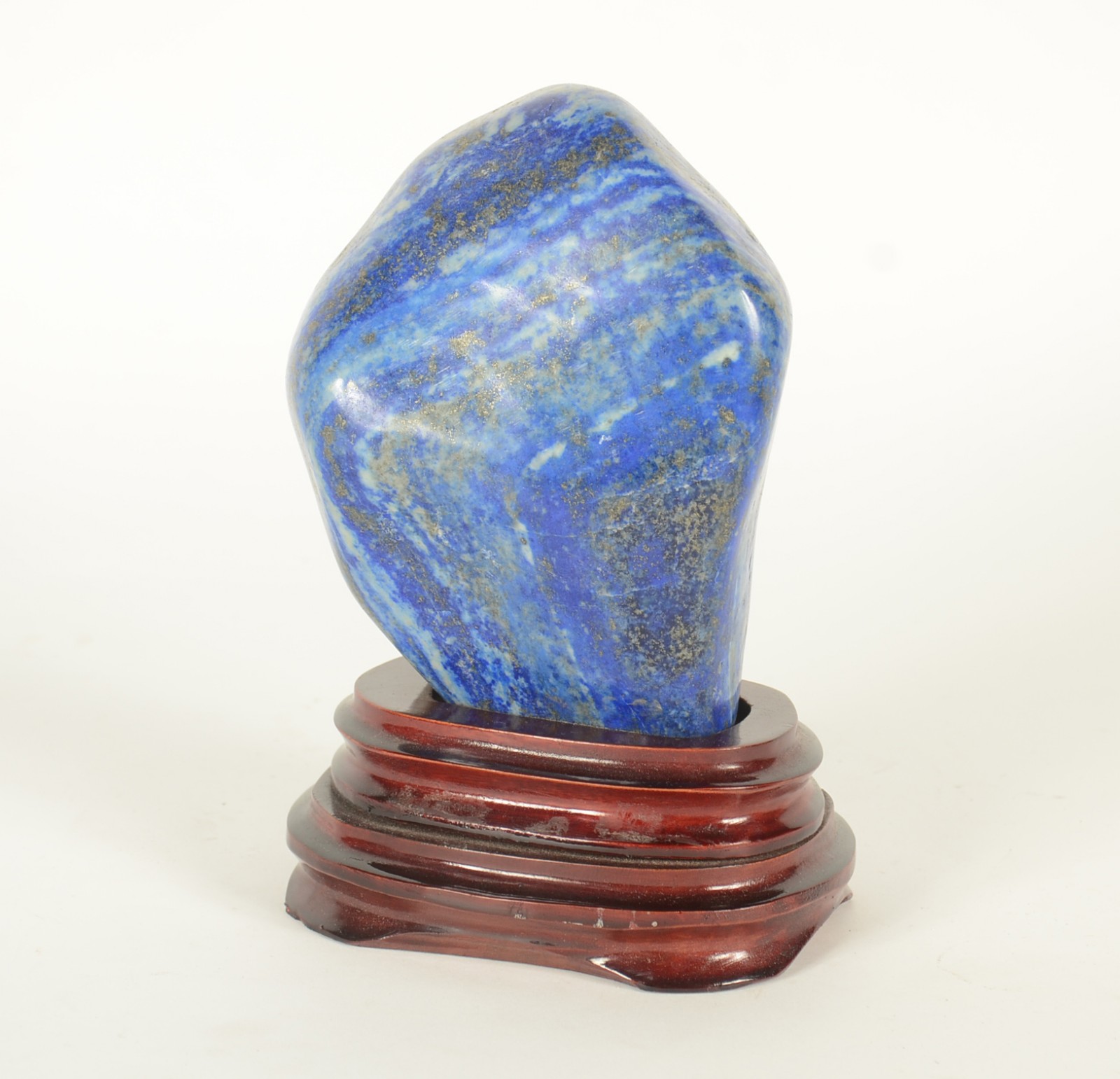 Escultura "abstrata" em pedra de lapislazuli, base de madeira. - foto 1 de 7