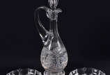 Garrafa c/ alça e par de pratinhos de cristal. ... - Garrafa c/ alça e par de pratinhos de cristal. Alt. 36 cm.