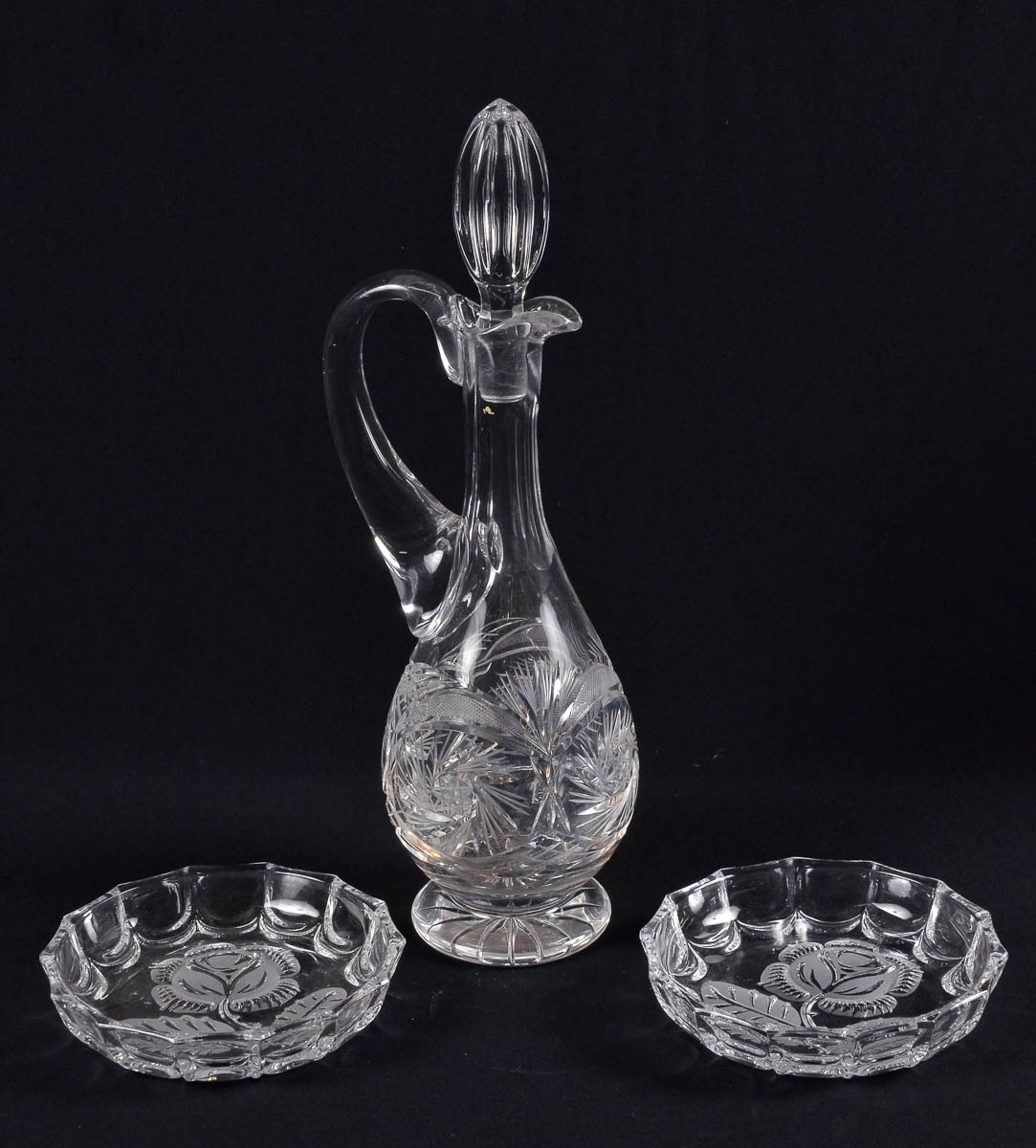 Garrafa c/ alça e par de pratinhos de cristal. Alt. 36 cm.