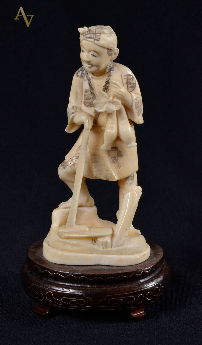 Estatueta de marfim representando lavrador c/ arado; alt. 11cm.