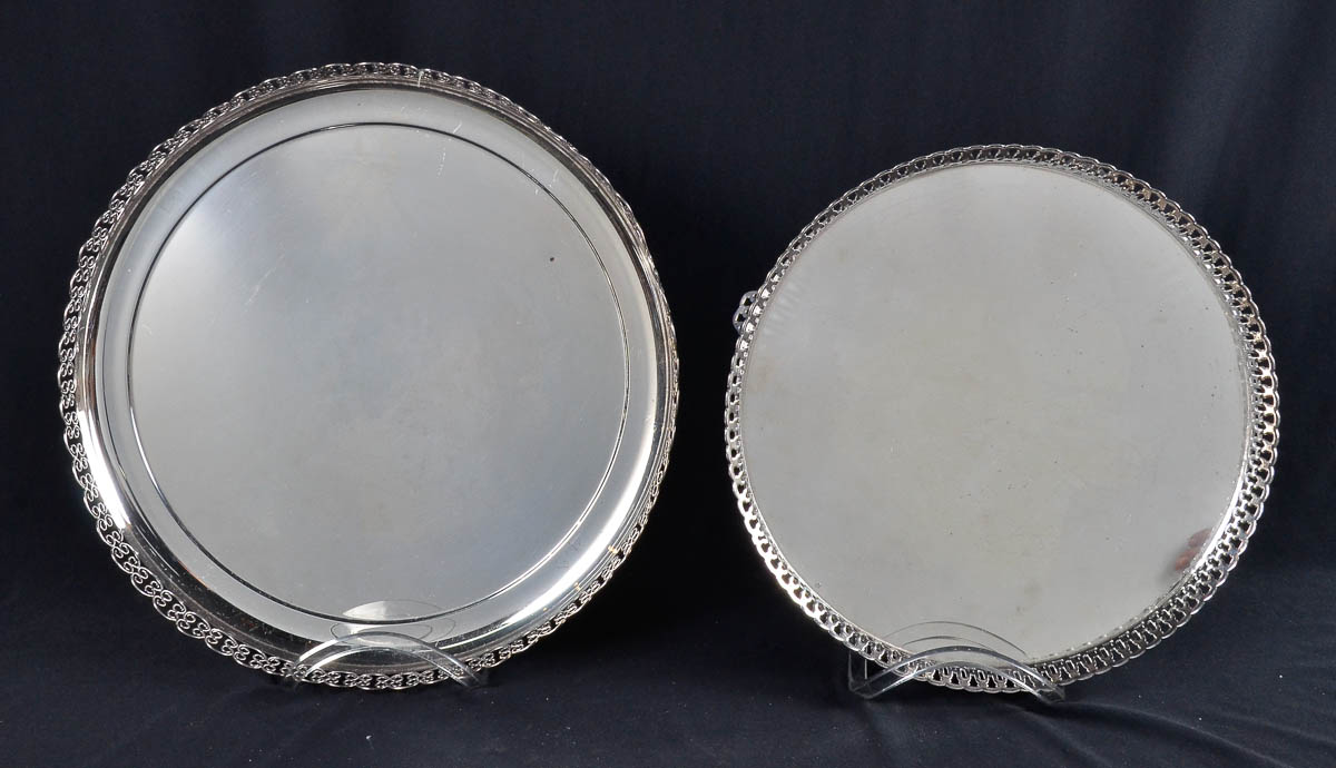 Duas salvas de metal prateado c/ galeria vazada. Diam. 37 e 31 cm.