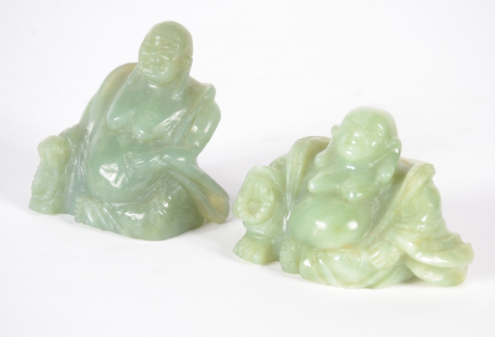 Duas esculturas de jade representando figuras de Buda. - foto 2 de 6