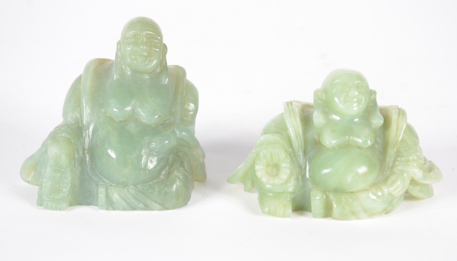 Duas esculturas de jade representando figuras de Buda. - foto 1 de 6