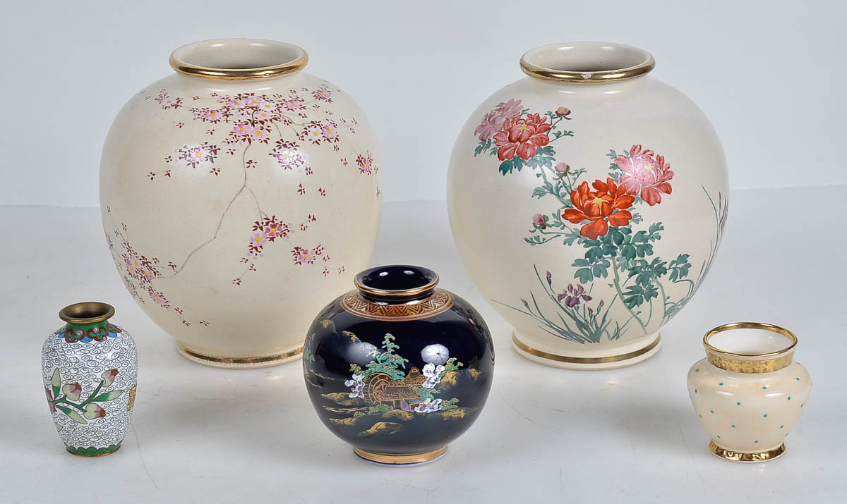 Cinco vasos diversos, sendo 4 de porcelana e 1 de cloisone. Alts. de...