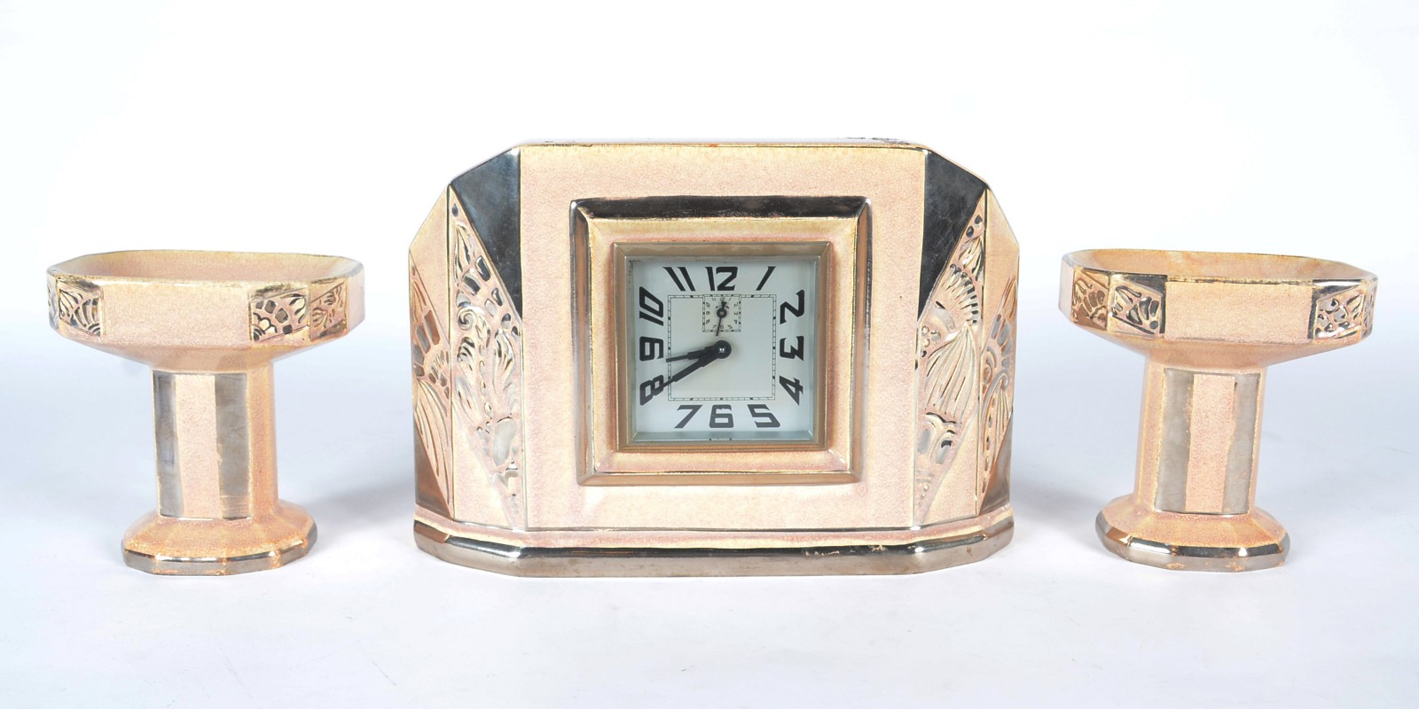 Terno Art Deco de porcelana policromada composto de relógio e par de... - foto 1 de 10