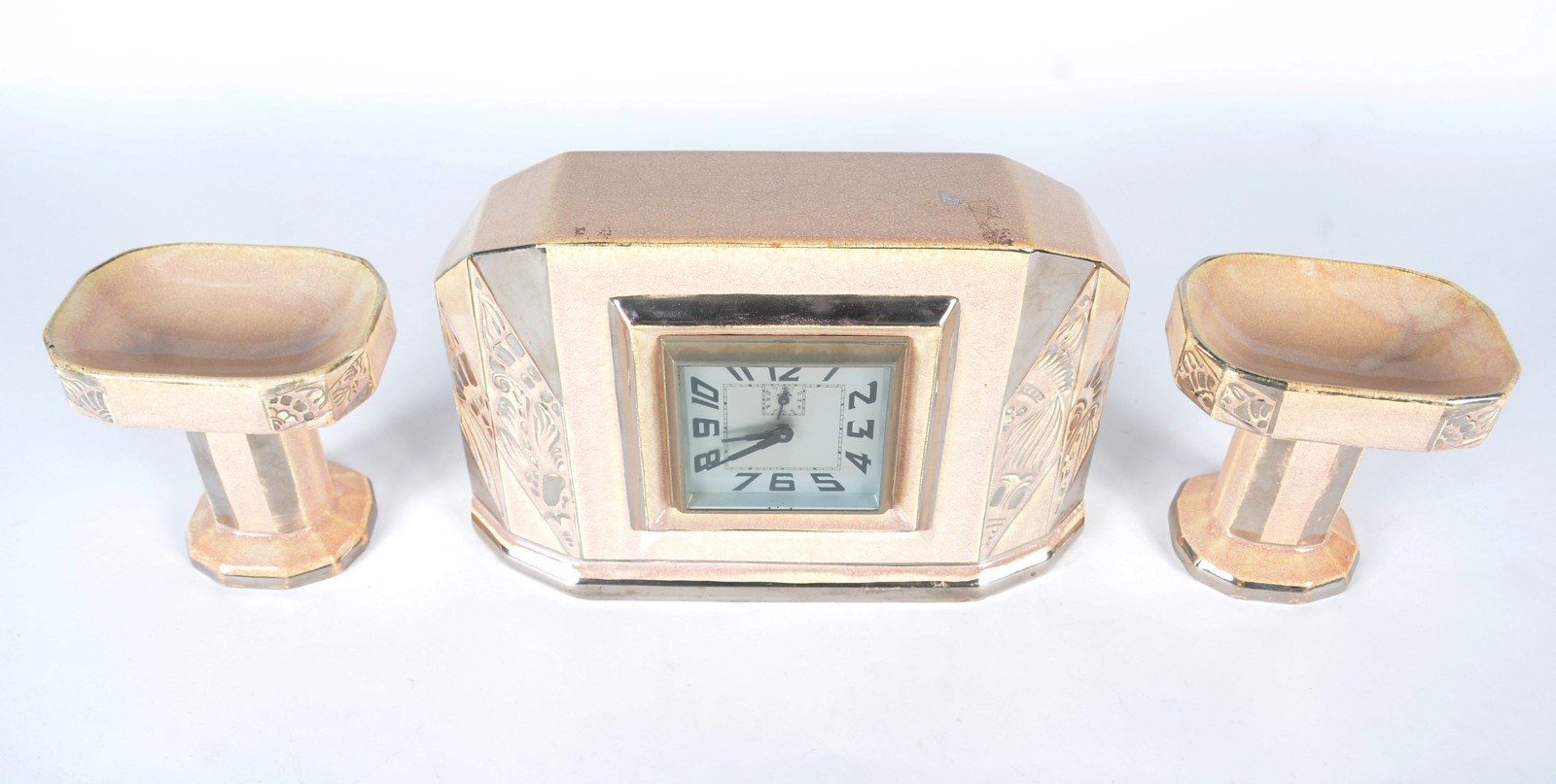 Terno Art Deco de porcelana policromada composto de relógio e par de... - foto 2 de 10
