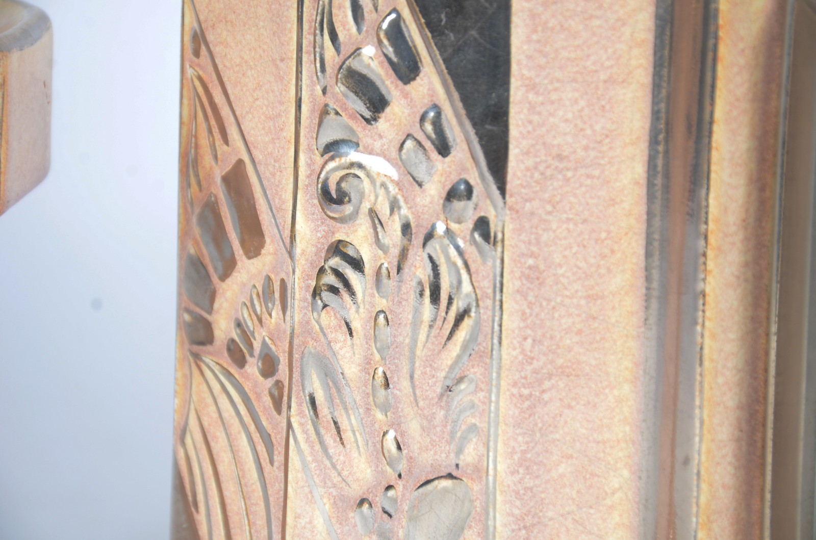 Terno Art Deco de porcelana policromada composto de relógio e par de... - foto 4 de 10