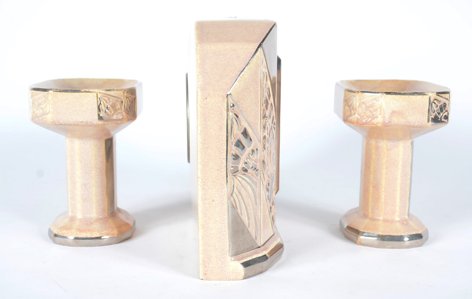 Terno Art Deco de porcelana policromada composto de relógio e par de... - foto 6 de 10