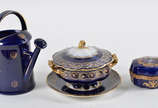Tres pecas em porcelana azul cobalto c/ dourado... - Tres pecas em porcelana azul cobalto c/ dourado - duas c/ a marca LIMOGES; bowl c/ presentoir c/  tampo trincado; regador e caixinha. Alts. 5, 1...