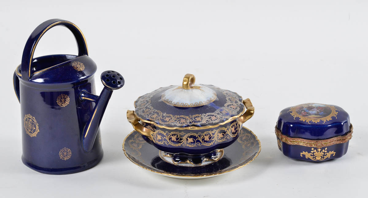Tres pecas em porcelana azul cobalto c/ dourado - duas c/ a marca...