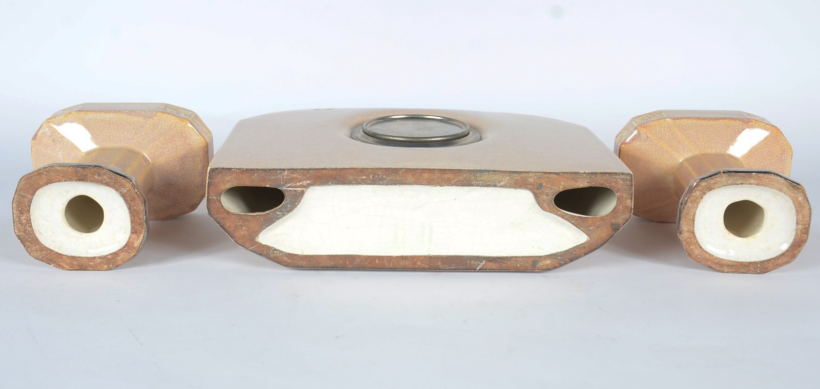 Terno Art Deco de porcelana policromada composto de relógio e par de... - foto 10 de 10