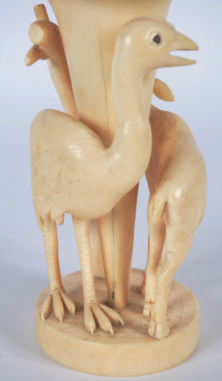 Antiga floreira de marfim com figuras de animais. - foto 2 de 6