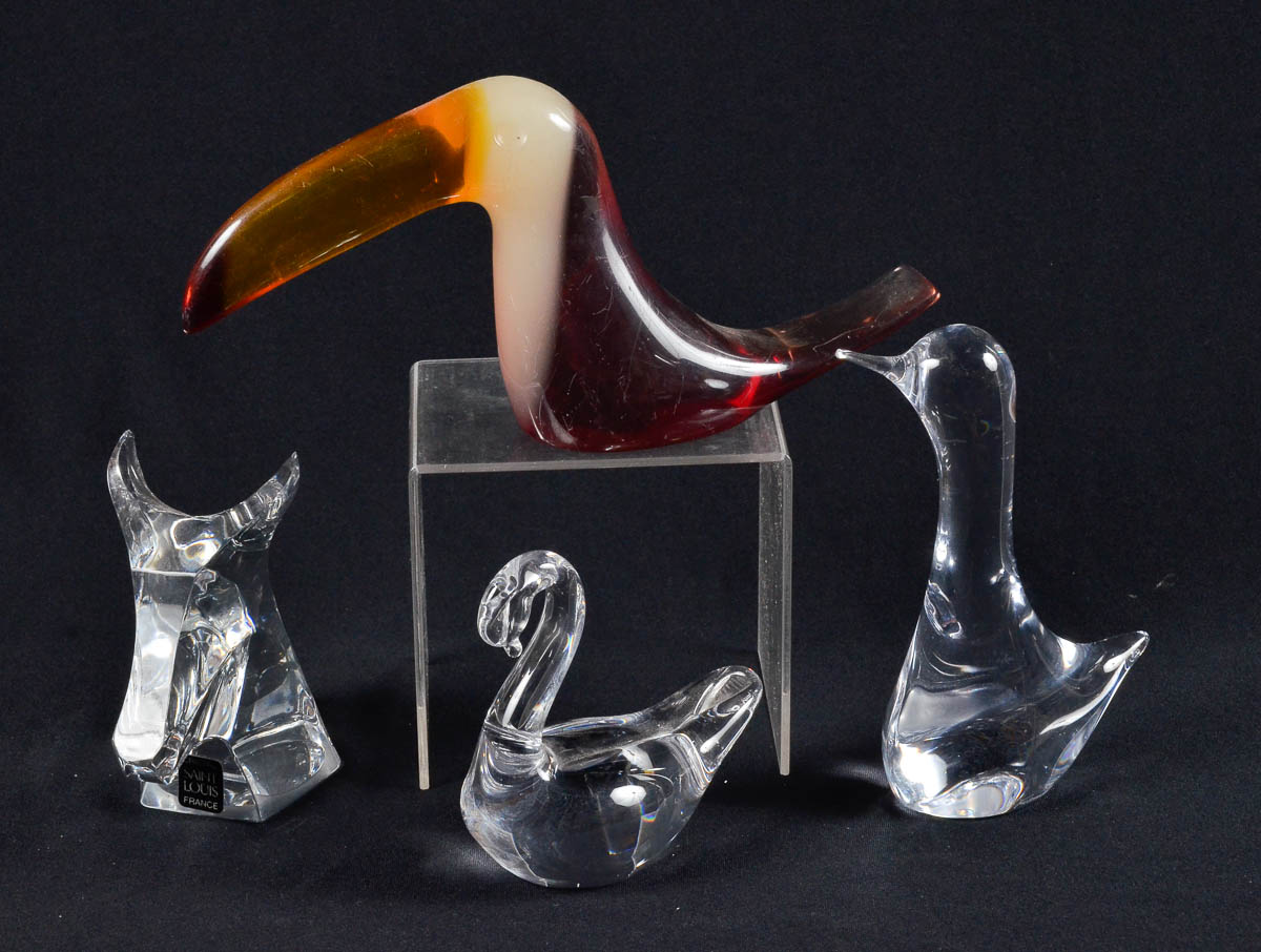 Tres figuras de animais de cristal transparente, seno pato frances...