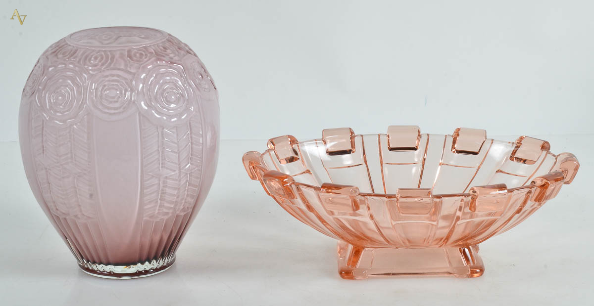 Duas peças de vidro, sendo fruteira na cor salmon e vaso com rosas em...