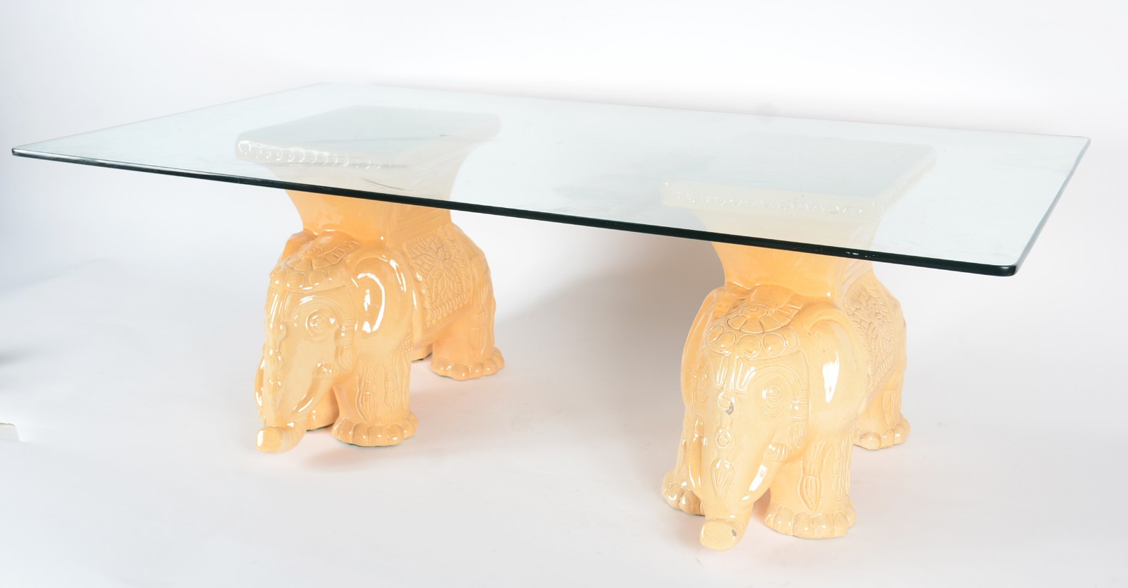 Mesa de centro com base feitio elefantes de cerâmica (um deles... - foto 1 de 11