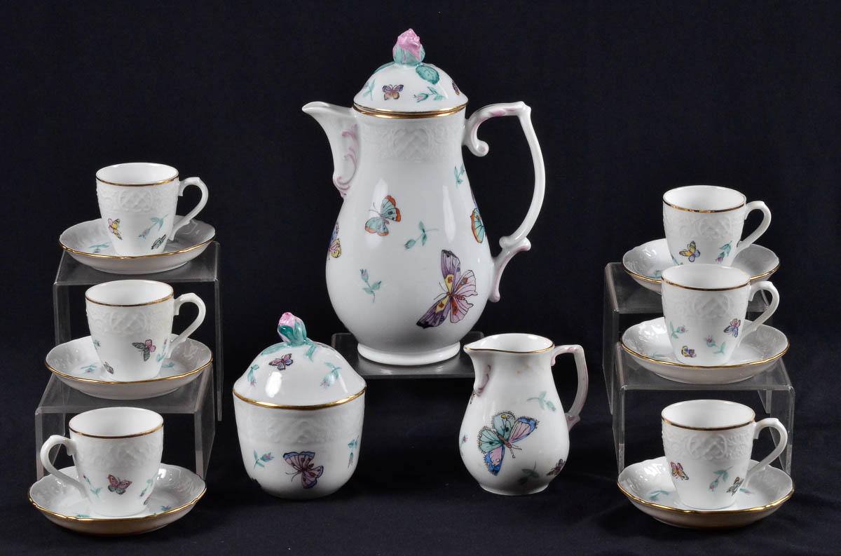 Serviço de café de porcelana nacional decorado com borboletas em...