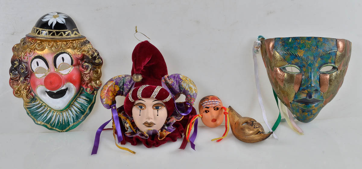 Cinco mascaras de porcelana. Med. aproximada: 19 a 22cm.