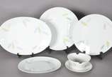 Rosenthal (1907),  - Aparelho de jantar de porcelana alemã decorada com delicadas folhas em policromia, composto de: 14 pratos rasos, 14 pratos de sobremesa, 4 travessas e