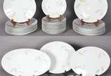 Rosenthal (1907),  - Aparelho de jantar de porcelana alemã decorada com delicadas folhas em policromia, composto de: 14 pratos rasos, 14 pratos de sobremesa, 4 travessas e