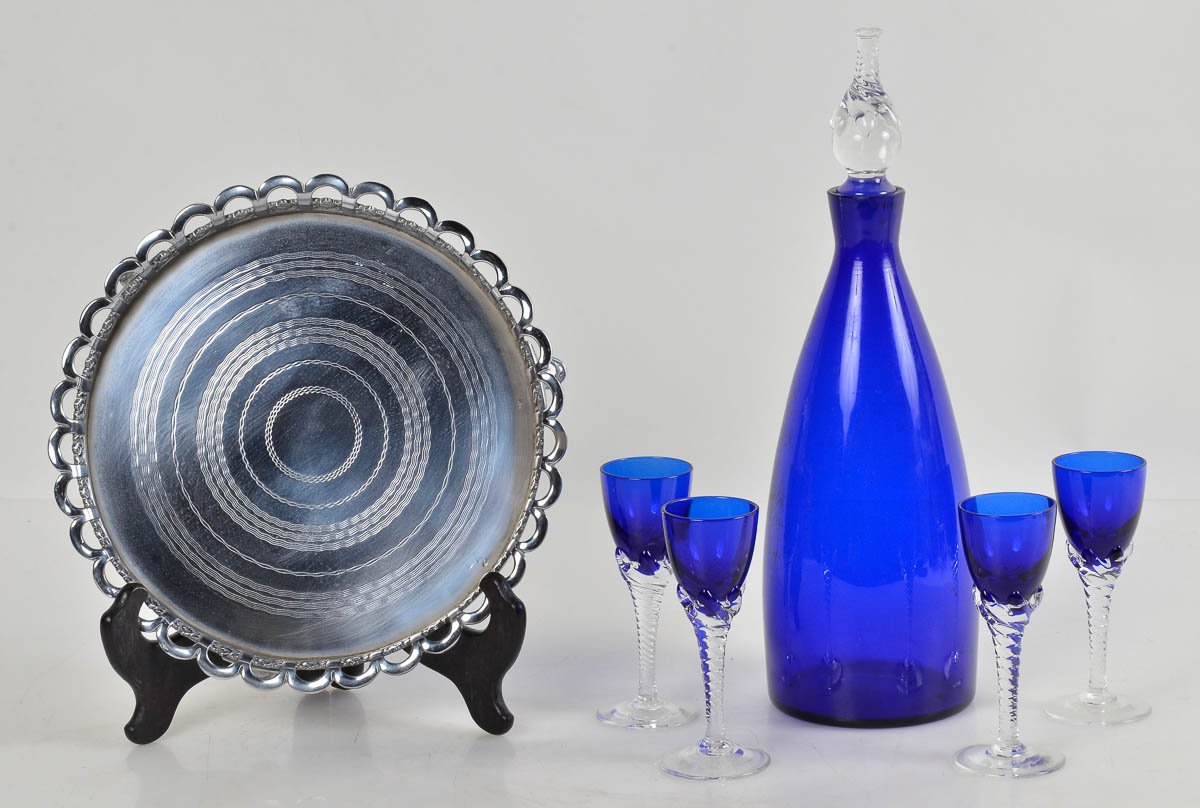 Licoreira azul c/ 4 calices )alt.33 cm) e salva de metal prateado...