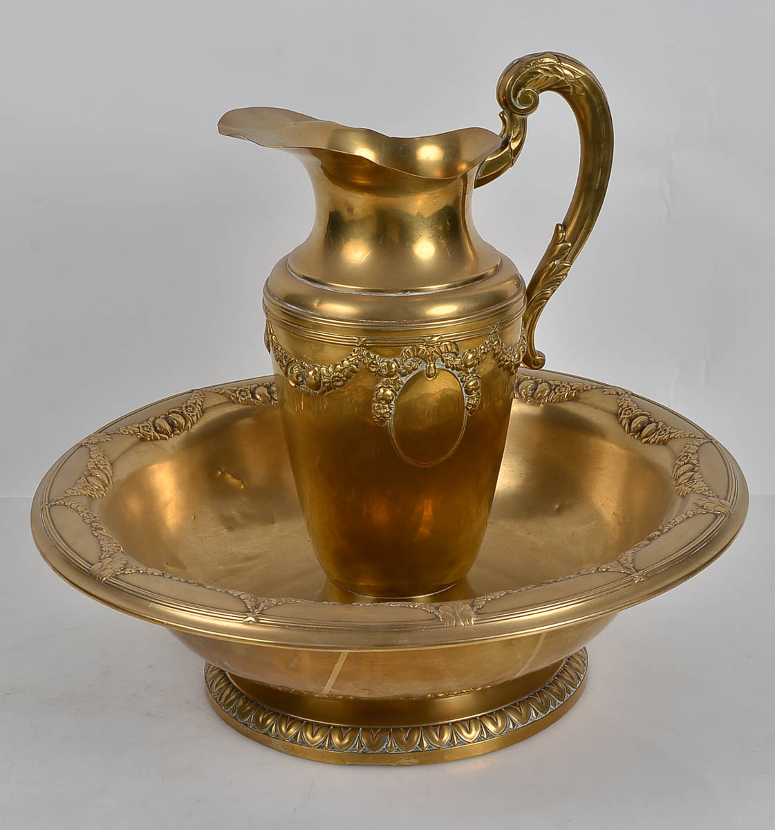 Gomil c/ baia em metal dourado. Med. 38cm, diam. 46cm.