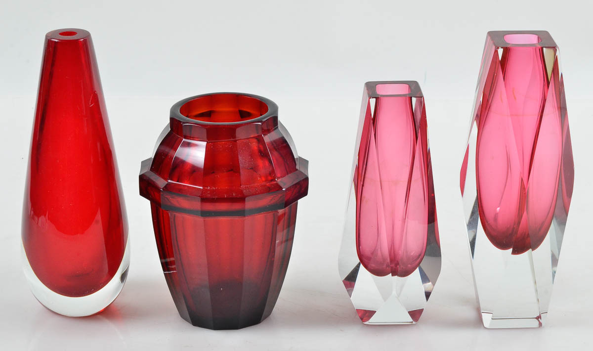 Quatro vasos diversos na cor cereja, alts.15 a 20 cm.