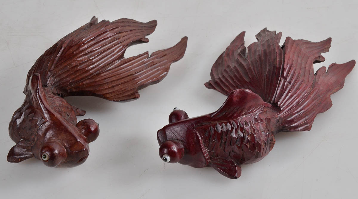 Dois peixes em madeira exoticacom olhos de vidro ; comp. 16cm