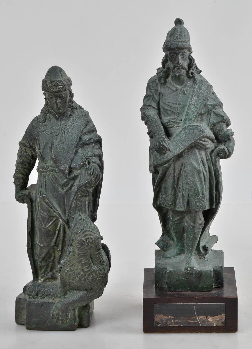 Dois profetas de metal com patina verde. alt. 33cm.