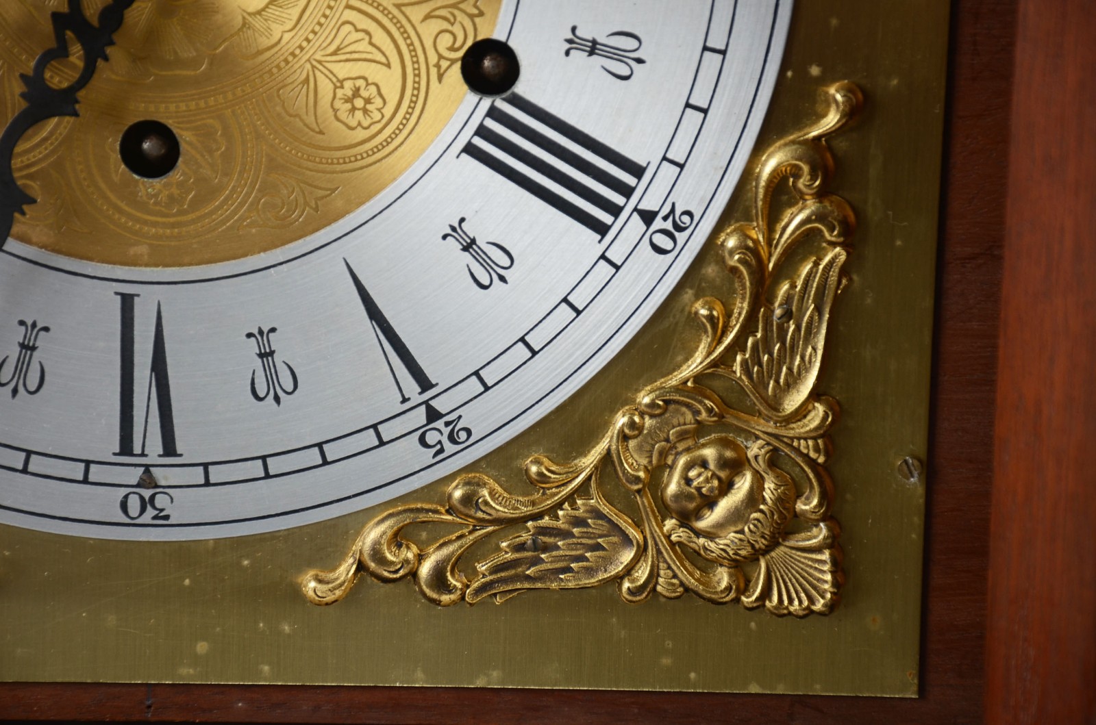 Relógio carrilhão de mesa, mostrador de metal dourado com algarismos... - foto 4 de 11