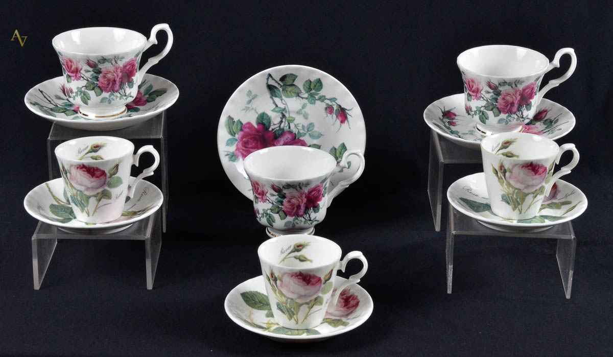 Conjunto de xícaras de porcelana inglesa decoradas com rosas em...