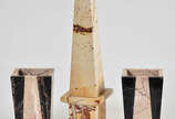 Obelisco e par de vasos em marmore. alts 13 e 3... - Obelisco e par de vasos em marmore. alts 13 e 33cm.