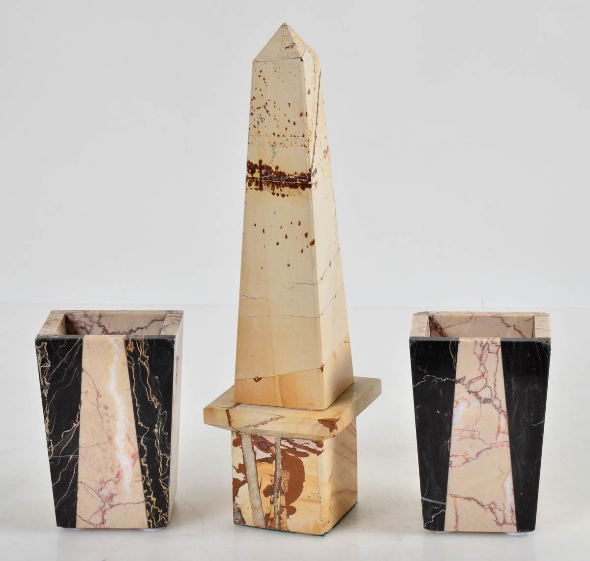 Obelisco e par de vasos em marmore. alts 13 e 33cm.