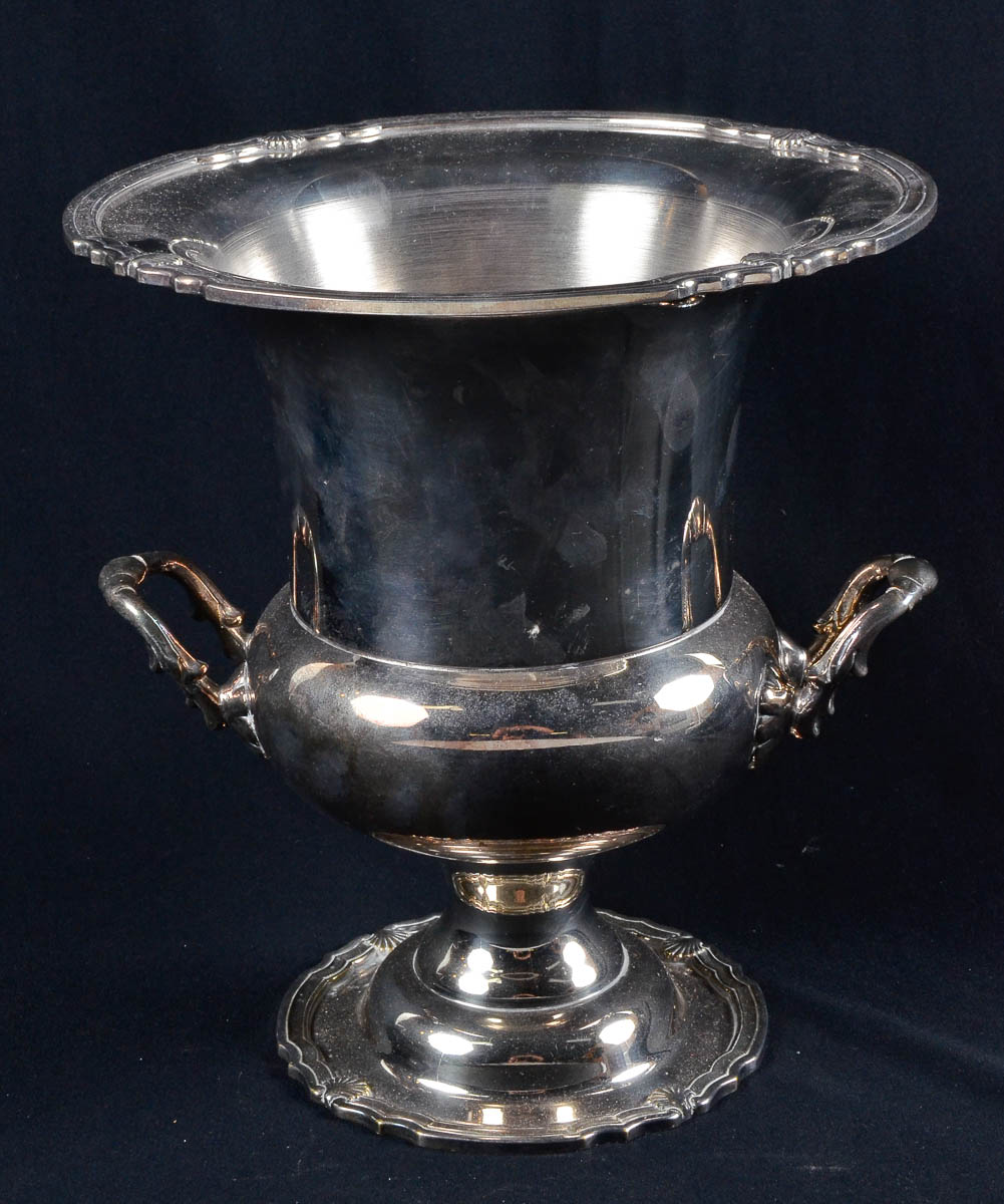 wine cooler de metal prateado. alt. 26cm, diam. 24cm.