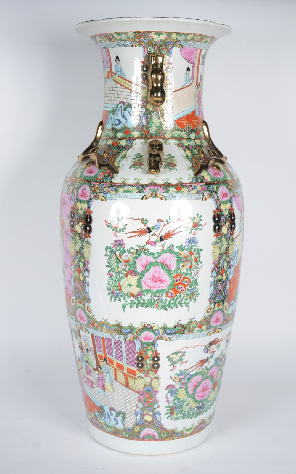 Jarrão de porcelana oriental decorado com figuras em policromia e... - foto 2 de 9