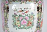 Jarrão de porcelana oriental decorado com figur... - Jarrão de porcelana oriental decorado com figuras em policromia e realces dourados.