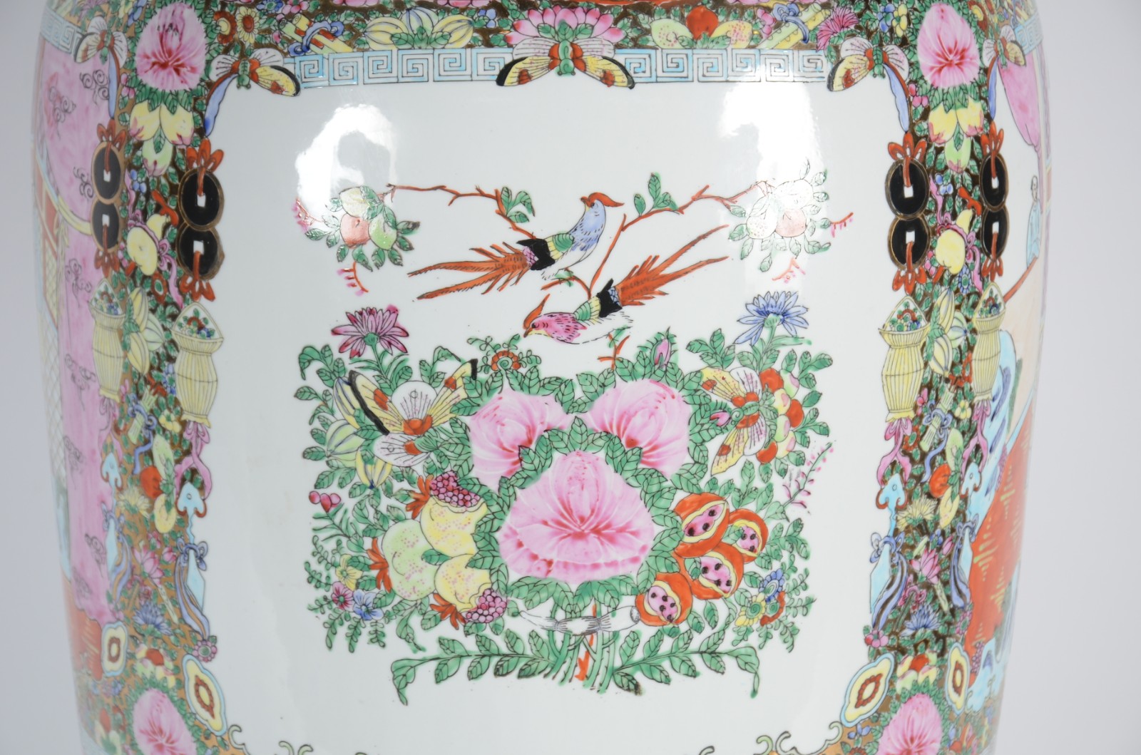 Jarrão de porcelana oriental decorado com figuras em policromia e... - foto 3 de 9