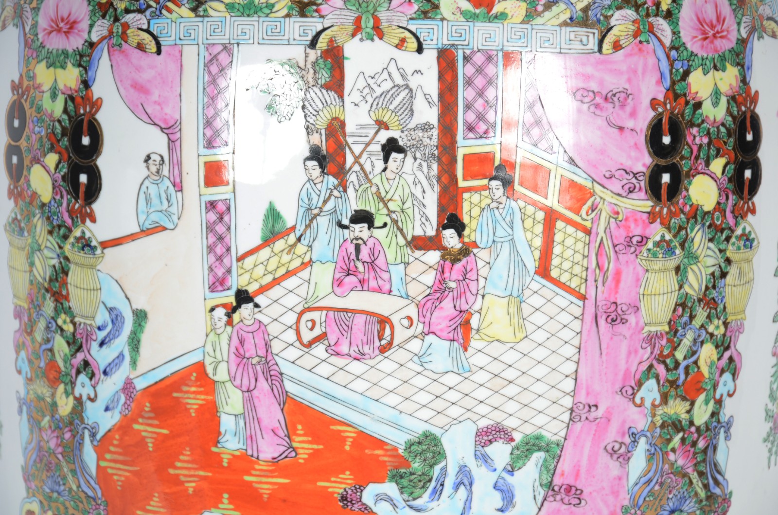 Jarrão de porcelana oriental decorado com figuras em policromia e... - foto 4 de 9