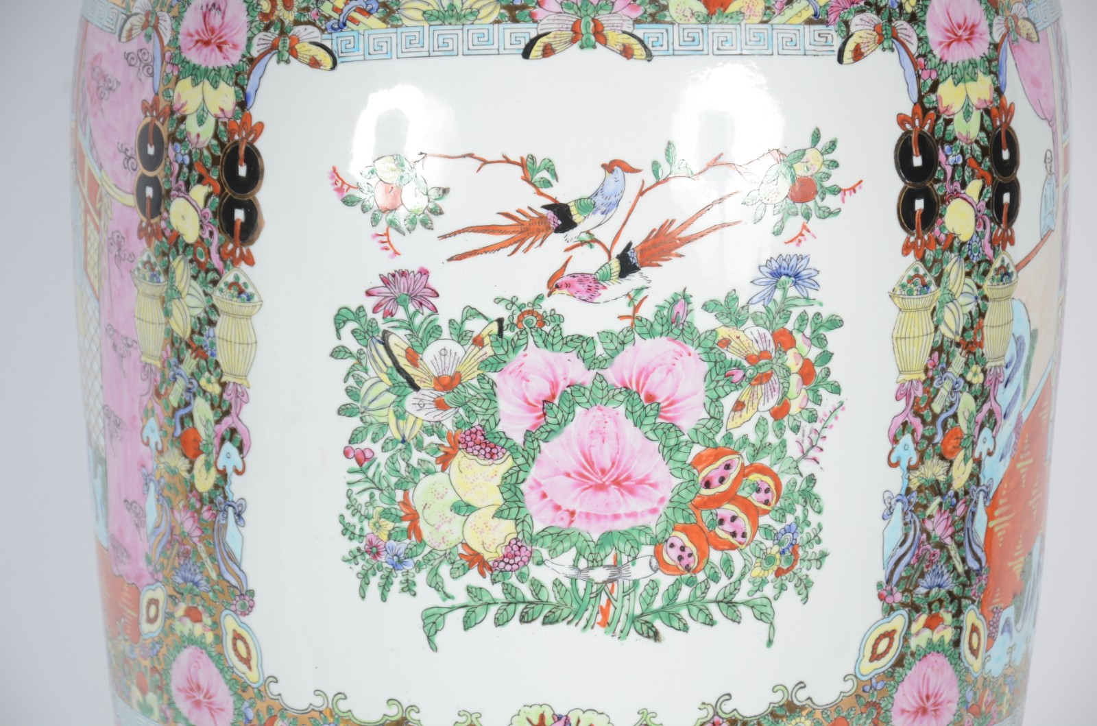 Jarrão de porcelana oriental decorado com figuras em policromia e... - foto 5 de 9