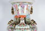 Jarrão de porcelana oriental decorado com figur... - Jarrão de porcelana oriental decorado com figuras em policromia e realces dourados.