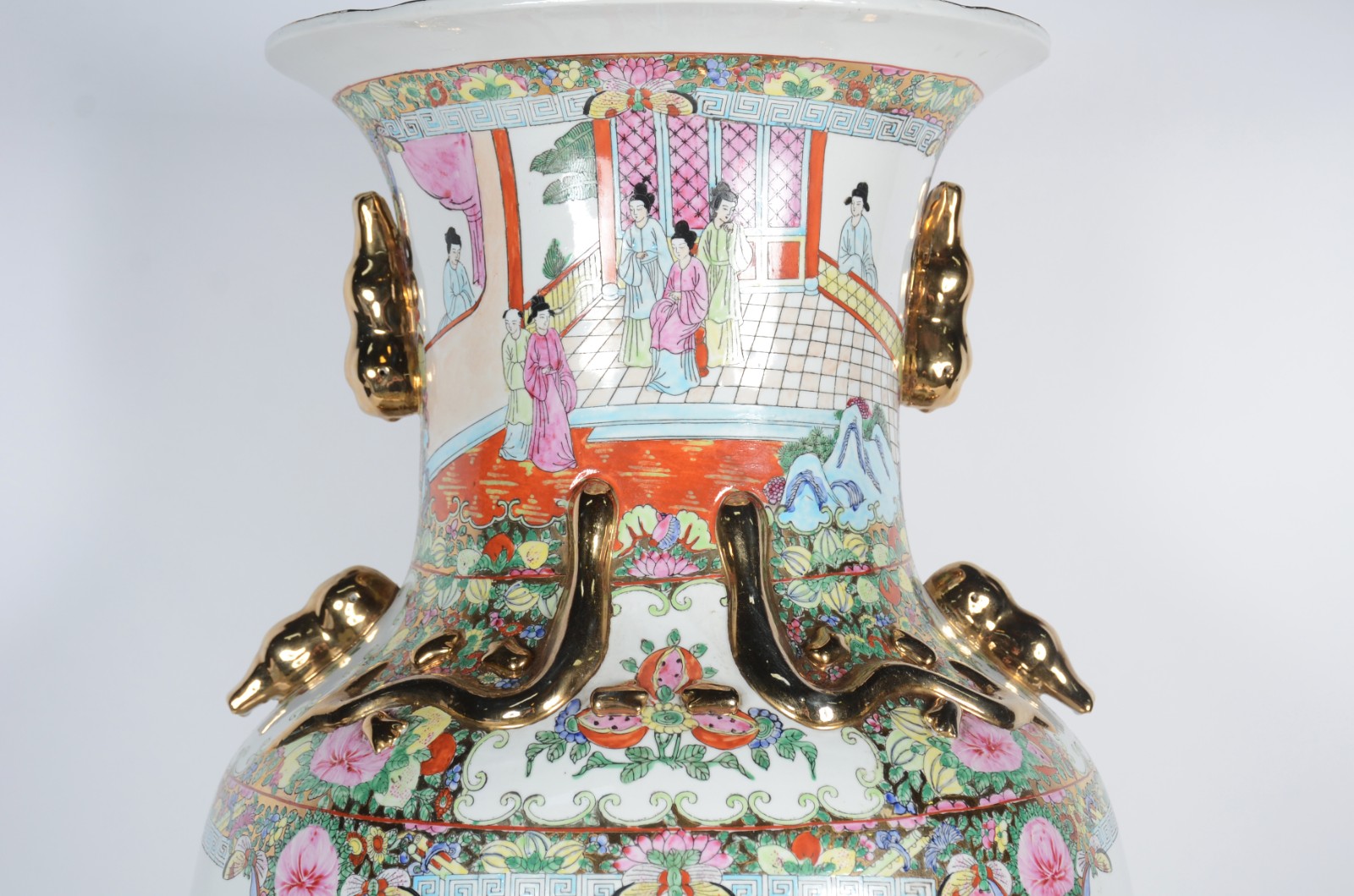 Jarrão de porcelana oriental decorado com figuras em policromia e... - foto 6 de 9