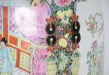 Jarrão de porcelana oriental decorado com figur... - Jarrão de porcelana oriental decorado com figuras em policromia e realces dourados.