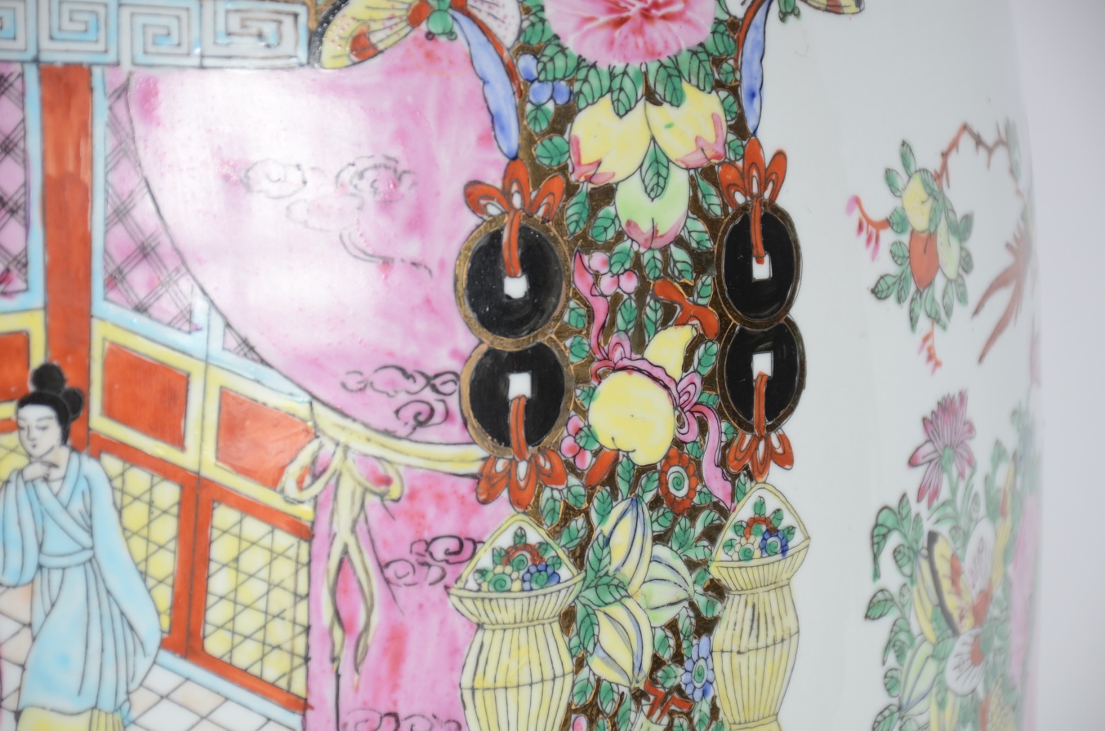 Jarrão de porcelana oriental decorado com figuras em policromia e... - foto 7 de 9