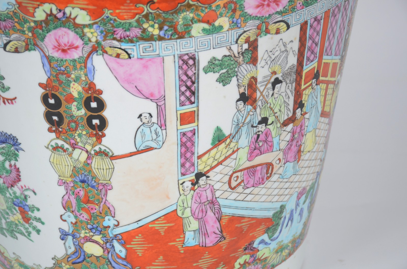 Jarrão de porcelana oriental decorado com figuras em policromia e... - foto 8 de 9