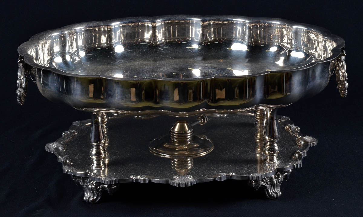 Rechaud de metal prateado c/ borda ondulada . alt. 15,5cm.