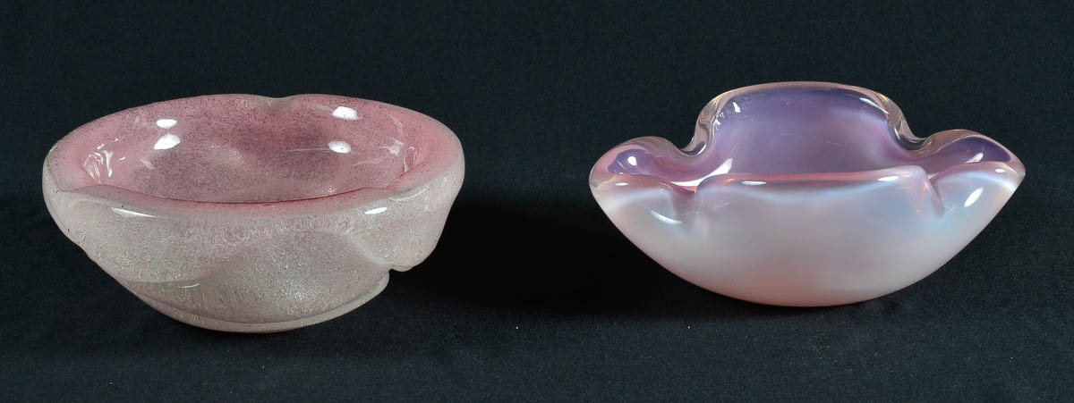 Dois cinzeiros de murano rosa.(Med. diam 17 cm e 18 x 13 cm.)