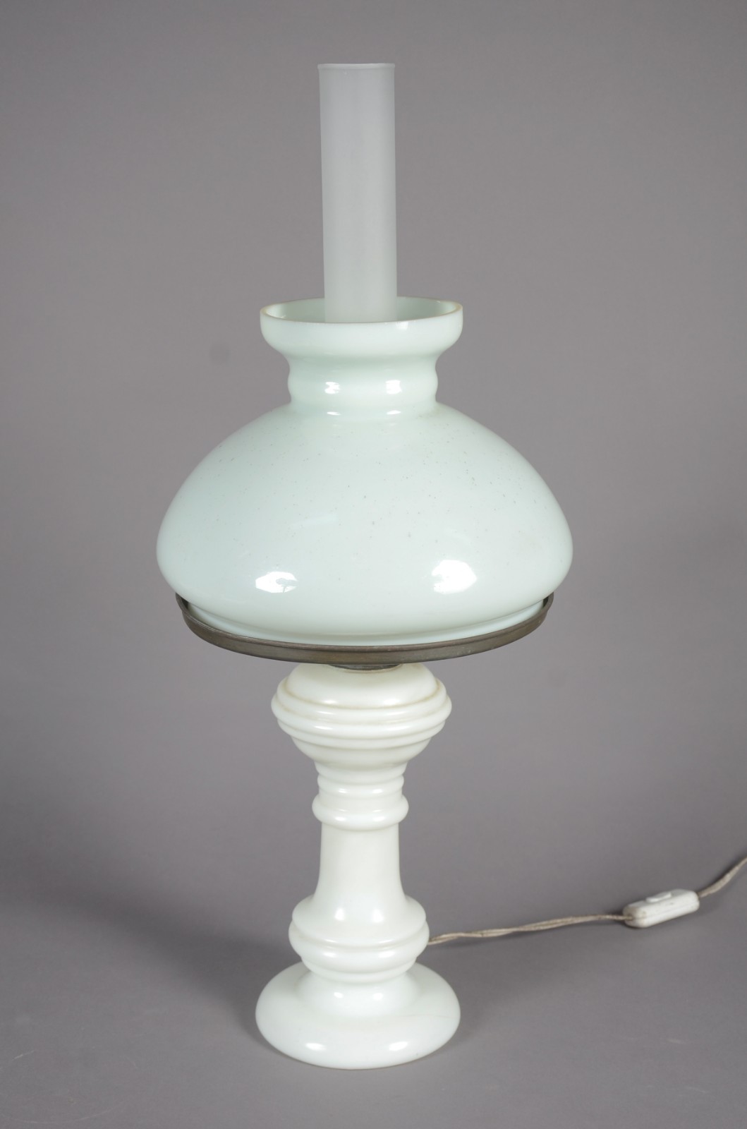 Abatjour de vidro branco leitoso com cúpula opalinada. - foto 1 de 6